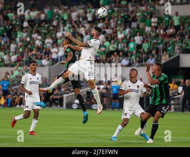 8. Mai 2022: Los Angeles Galaxy-Verteidiger Derrick Williams (3) springt in der zweiten Hälfte eines Fußballspieles der Major League am 8. Mai 2022 in Austin, Texas, um den Ball in der Verteidigung gegen den FC Austin-Stürmer Danny Hoesen (9) zu führen. (Bild: © Scott Coleman/ZUMA Press Wire) Stockfoto