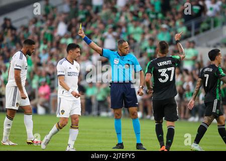 8. Mai 2022: Schiedsrichter Ismail Elfath gibt dem Los Angeles Galaxy-Verteidiger Derrick Williams (3) während der zweiten Hälfte eines Fußballspieles der Major League zwischen dem FC Austin und dem Los Angeles Galaxy am 8. Mai 2022 in Austin, Texas, eine gelbe Karte aus. (Bild: © Scott Coleman/ZUMA Press Wire) Stockfoto