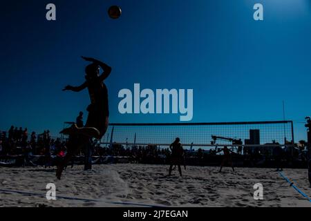 8. Mai 2022, Gulf Shores, Alabama, USA: ALAINA COCHAN dient während des NCAA Beach Volleyball National Championship Dual zwischen USC und Florida State. (Bild: © Matthew Smith/ZUMA Press Wire) Stockfoto