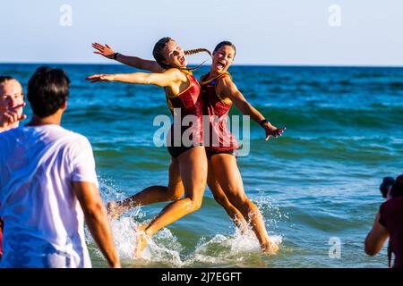 8. Mai 2022, Gulf Shores, Alabama, USA: Die Trojaner feiern, nachdem sie den Bundesstaat Florida bei der NCAA Beach Volleyball National Championship besiegt haben. (Bild: © Matthew Smith/ZUMA Press Wire) Stockfoto