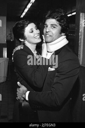 Erik Estrada und Beverly Sassoon beim „Black & White“-Ball der Ostersiegel zu Ehren von Pat Boone am 27. März 1981 im Hyatt Regency Hotel in Century City, Kalifornien. Quelle: Ralph Dominguez/MediaPunch Stockfoto