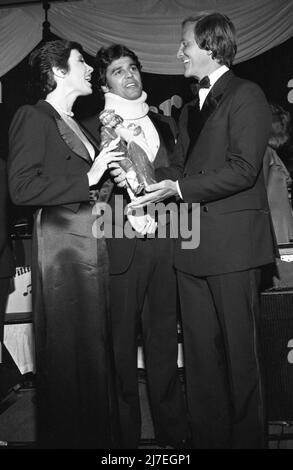 Erik Estrada und Beverly Sassoon beim „Black & White“-Ball der Ostersiegel zu Ehren von Pat Boone am 27. März 1981 im Hyatt Regency Hotel in Century City, Kalifornien. Quelle: Ralph Dominguez/MediaPunch Stockfoto