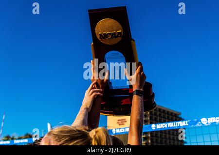 8. Mai 2022, Gulf Shores, Alabama, USA: Die Trojaner feiern, nachdem sie den Bundesstaat Florida bei der NCAA Beach Volleyball National Championship besiegt haben. (Bild: © Matthew Smith/ZUMA Press Wire) Stockfoto