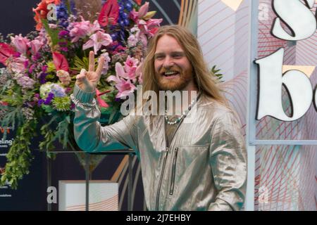 Turin, Italien. 08. Mai 2022. Der britische Sänger Sam Ryder kommt bei der Eröffnungsveranstaltung des Eurovision Song ContestCREDIT: Marco Destefanis / Alamy Live News Stockfoto