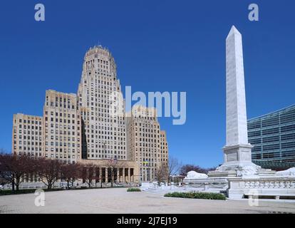 Das Rathaus im Art déco-Stil in Buffalo mit einem Denkmal für Präsident McKinley, der dort 1901 ermordet wurde Stockfoto