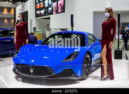 Nonthaburi, Thailand - 24. März 2022: Maserati MC20 und weibliche Moderatoren auf der Motor Show 2022 Stockfoto