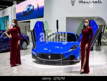 Nonthaburi, Thailand - 24. März 2022: Maserati MC20 und weibliche Moderatoren auf der Motor Show 2022 Stockfoto