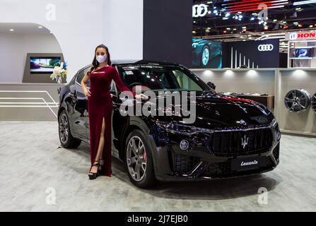 Nonthaburi, Thailand - 24. März 2022: Maserati Levante und Moderatorin auf der Motor Show 2022 Stockfoto