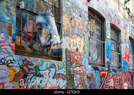 Graffiti und Street Art in Hosier Lane, Melbourne, Victoria, Australien am Freitag, den 15. April, 2022.Foto: David Rowland / One-Image.com Stockfoto