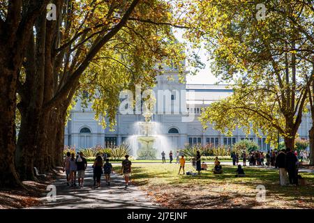 Besucher des Royal Exhibition Building, Carlton Gardens, Melbourne, Victoria, Australien, Samstag, 16. April 2022.Foto: David Rowland / One-Image. Stockfoto