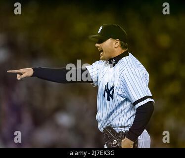Yankees Pitcher Roger Clemens Punkte während eines Spiels gegen die Boston Red Sox am 28. Mai 2000 in New York. Foto: Francis Specker Stockfoto