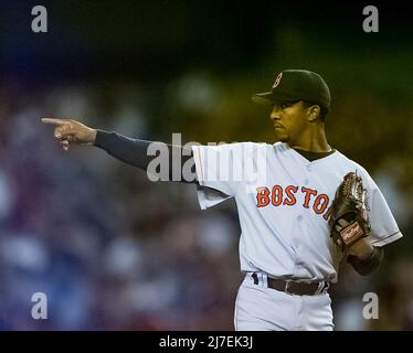 Boston Red Sox Pitcher Pedro Martinez Punkte während eines Spiels gegen die New York Yankees am 28. Mai 2000 in New York. Foto: Francis Specker Stockfoto