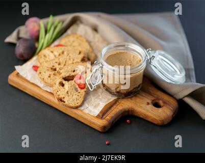 Huhn Leberpastete auf Brot und in Glas Stockfoto