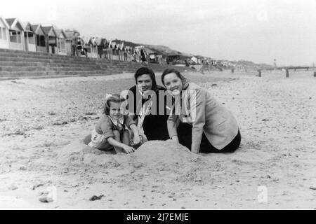 JESSIE MATTHEWS (rechts) private Momentaufnahme mit ihrer adoptierten Tochter Catherine und möglicherweise ihrer Schwester an einem englischen Strand um 1937 Stockfoto