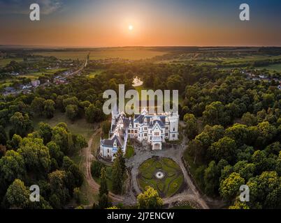 Nadasdladany, Ungarn - Luftpanorama des schönen renovierten Nadasdy Herrenhauses (Nadasdy-kastely) im kleinen Dorf Nadasdladany mit r Stockfoto