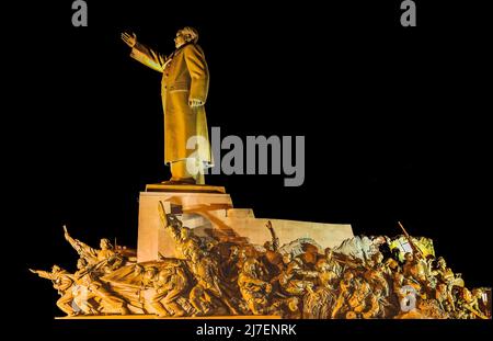 Mao Statue Helden Zhongshan Platz Shenyang Liaoning Provinz China Nachtlichter gebaut 1969 während der Kulturrevolution. Stockfoto