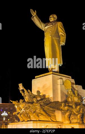 Mao Statue Helden Zhongshan Platz Shenyang Liaoning Provinz China Nachtlichter erbaut 1969 in der Kulturrevolution Stockfoto