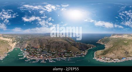 Luftpanorama der Balaklava Landschaft mit Booten und Meer in Marina Bay. Nahtloses 360-Grad-sphärisches equirechteckiges Panorama. Drone Draufsicht Stockfoto