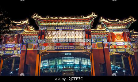 Chinesisches Tor Renmin Volksplatz große Halle der Menschen Nachtlichter Chongqing, Sichuan, China Stockfoto