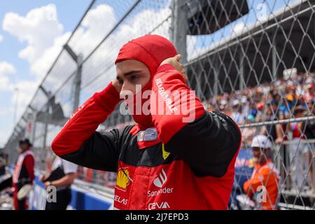 MIAMI, 9. Mai 2022 (Xinhua) -- Ferrari's Charles Leclerc von Monaco bereitet sich auf das Finale des Formel 1 Grand Prix von Miami auf dem Miami International Autodrome in Miami Gardens, Florida, USA, am 8. Mai 2022 vor. (QIAN JUN M über Xinhua) Stockfoto