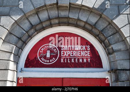 Kilkenny, Irland - 20. April 2022: Das Zeichen für die Smithwick's Experience in Kilkenny Irland. Stockfoto