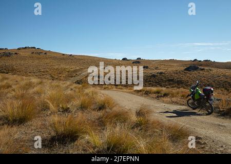 Adventure Bike auf dem Old Dunstan Trail, Rough Ridge, Maniototo, Central Otago, South Island, Neuseeland Stockfoto