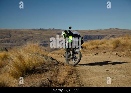 Adventure Bike auf dem Old Dunstan Trail, Rough Ridge, Maniototo, Central Otago, South Island, Neuseeland Stockfoto