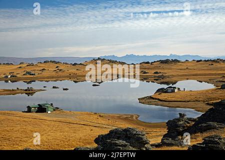 Fischerhütten und Poolburn Dam, Central Otago, Südinsel, Neuseeland Stockfoto