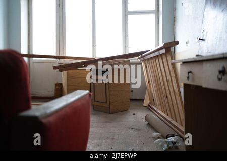 Leere evakuierte verlassene Hauswohnung, leere verlassene zerstörte Zimmer der Wohnung. Stockfoto