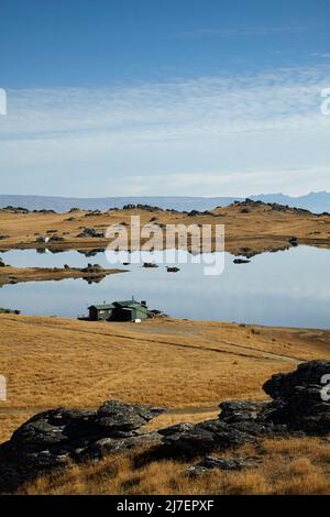 Fischerhütten und Poolburn Dam, Central Otago, Südinsel, Neuseeland Stockfoto