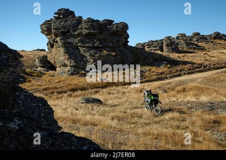 Abenteuerfahrrad, Old Dunstan Trail am Poolburn Dam, Central Otago, South Island, Neuseeland Stockfoto