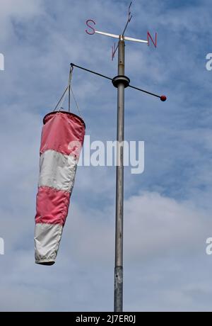 Weiße und rote Windsack isoliert auf blauem Himmel Hintergrund. Das Konzept der Windblaserichtung prüfen Stockfoto