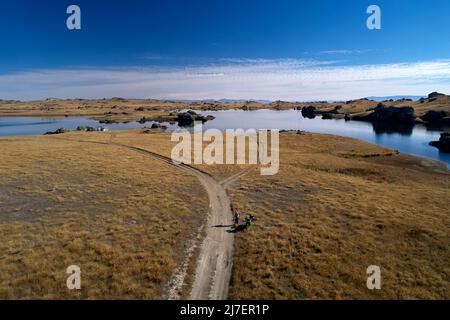 Adventure Bike und Poolburn Dam, Central Otago, South Island, Neuseeland - Drohnenantenne Stockfoto