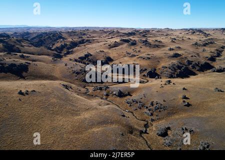 Rough Ridge in der Nähe des Poolburn Dam, Central Otago, Südinsel, Neuseeland - Drohnenantenne Stockfoto