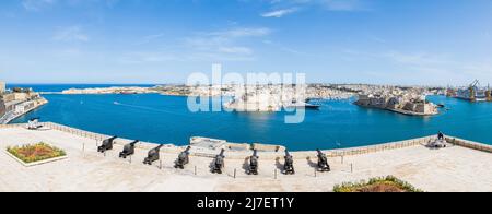 Ein Multi-Image-Panorama der Saluting Battery auf der Valletta Skyline mit Blick auf Fort St. Angelo, Gardjola Gardens und Kalkara Marina im Bild i Stockfoto