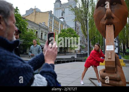 Eine 4m(13ft) große temporäre Installation aus rostigem Metall des Charkiwer Bildhauers Dmytro IV mit dem Namen Zastrelis (Shoot Yourself) zeigt den russischen Präsidenten Wladimir Putin mit einer Waffe, wie sie vor dem leerstehenden Sockel zu sehen ist, der einst von der Wladimir-Lenin-Statue auf dem Tarasa-Schewtschenka-Boulevard in Kiew, der Hauptstadt der Ukraine, besetzt war. 7.Mai 2022. Foto von Evgen Kotenko/Ukrinform/ABACAPRESS.COM Stockfoto