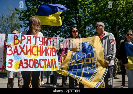 Die Demonstranten rufen die Weltgemeinschaft auf, bei der Evakuierung ukrainischer Verteidiger aus Mariupol, einer Hafenstadt in der Donezker Region, die von russischen Eindringlingen blockiert ist, in das von der Ukraine kontrollierte Gebiet Saporischschschja im Südosten der Ukraine zu helfen. 7.Mai 2022. Foto von Dmytro Smolyenko/Ukrinform/ABACAPRESS.COM Stockfoto