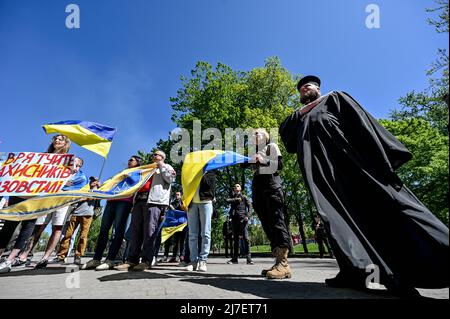 Die Demonstranten rufen die Weltgemeinschaft auf, bei der Evakuierung ukrainischer Verteidiger aus Mariupol, einer Hafenstadt in der Donezker Region, die von russischen Eindringlingen blockiert ist, in das von der Ukraine kontrollierte Gebiet Saporischschschja im Südosten der Ukraine zu helfen. 7.Mai 2022. Foto von Dmytro Smolyenko/Ukrinform/ABACAPRESS.COM Stockfoto