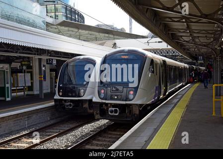 TFL Rail Class 345 Aventra Züge am Bahnhof Paddington, die den westlichen Teil des neuen Crossrail Elizabeth Line Zuges fahren. 5. Mai 2022 Stockfoto