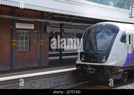 TFL Rail Class 345 Aventra Züge am Bahnhof Paddington, die den westlichen Teil des neuen Crossrail Elizabeth Line Zuges fahren. 5. Mai 2022 Stockfoto