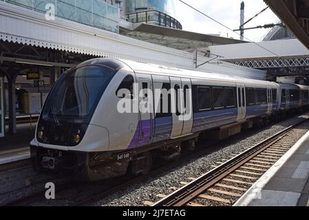 TFL Rail Class 345 Aventra Züge am Bahnhof Paddington, die den westlichen Teil des neuen Crossrail Elizabeth Line Zuges fahren. 5. Mai 2022 Stockfoto