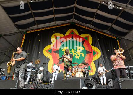 Shelley Paul, Kevin Bell, Michael Ray, George 'Funky' Brown, Robert 'Kool' Bell und Jermaine Bryson von Kool & The Gang während des New Orleans Jazz & Heritage Festivals am 8. Mai 2022 auf dem Fair Grounds Race Course in New Orleans, Louisiana (Foto: Daniel DeSlover/Sipa USA) Stockfoto