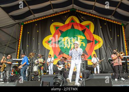 Shelley Paul, Michael Ray, Kevin Bell, Walt Anderson, Robert 'Kool' Bell und Jermaine Bryson von Kool & The Gang während des New Orleans Jazz & Heritage Festivals am 8. Mai 2022 auf dem Fair Grounds Race Course in New Orleans, Louisiana (Foto: Daniel DeSlover/Sipa USA) Stockfoto