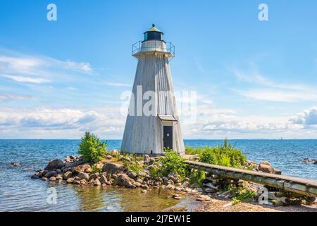 Seeblick mit einem hölzernen Leuchtturm auf einer Insel Stockfoto