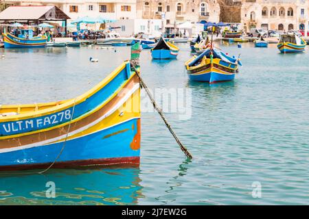 Luzzu Boote im Hafen von Marsaxlokk im April 2022 während eines Besuchs auf Malta. Stockfoto