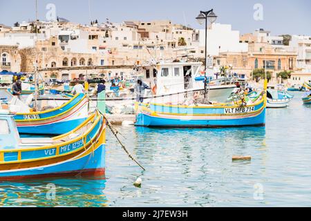 Im April 2022 füllen hübsche luzzu-Boote den Rahmen im Hafen von Marsaxlokk, Malta. Stockfoto
