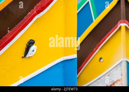 Ein Paar Luzzu-Boote füllen den Rahmen im Hafen von Mgarr auf der Insel Gozo (Malta), der im April 2022 gesehen wurde, mit Farbe. Stockfoto