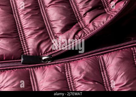 Detail der lila Winterjacke, Wasser- und winddicht Material, Stoff Stoffmuster Stockfoto