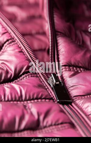 Detail der lila Winterjacke, Wasser- und winddicht Material, Stoff Stoffmuster Stockfoto