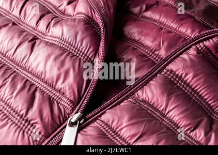 Detail der lila Winterjacke, Wasser- und winddicht Material, Stoff Stoffmuster Stockfoto